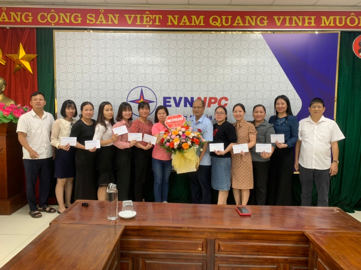 Xí nghiệp Dịch vụ Điện lực Phú Thọ họp mặt kỷ niệm ngày Phụ nữ Việt Nam 20/10